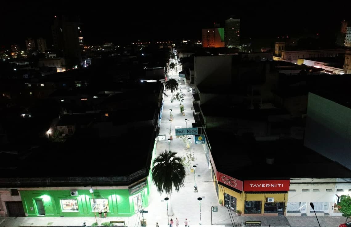 Peatonal iluminada vista aérea.