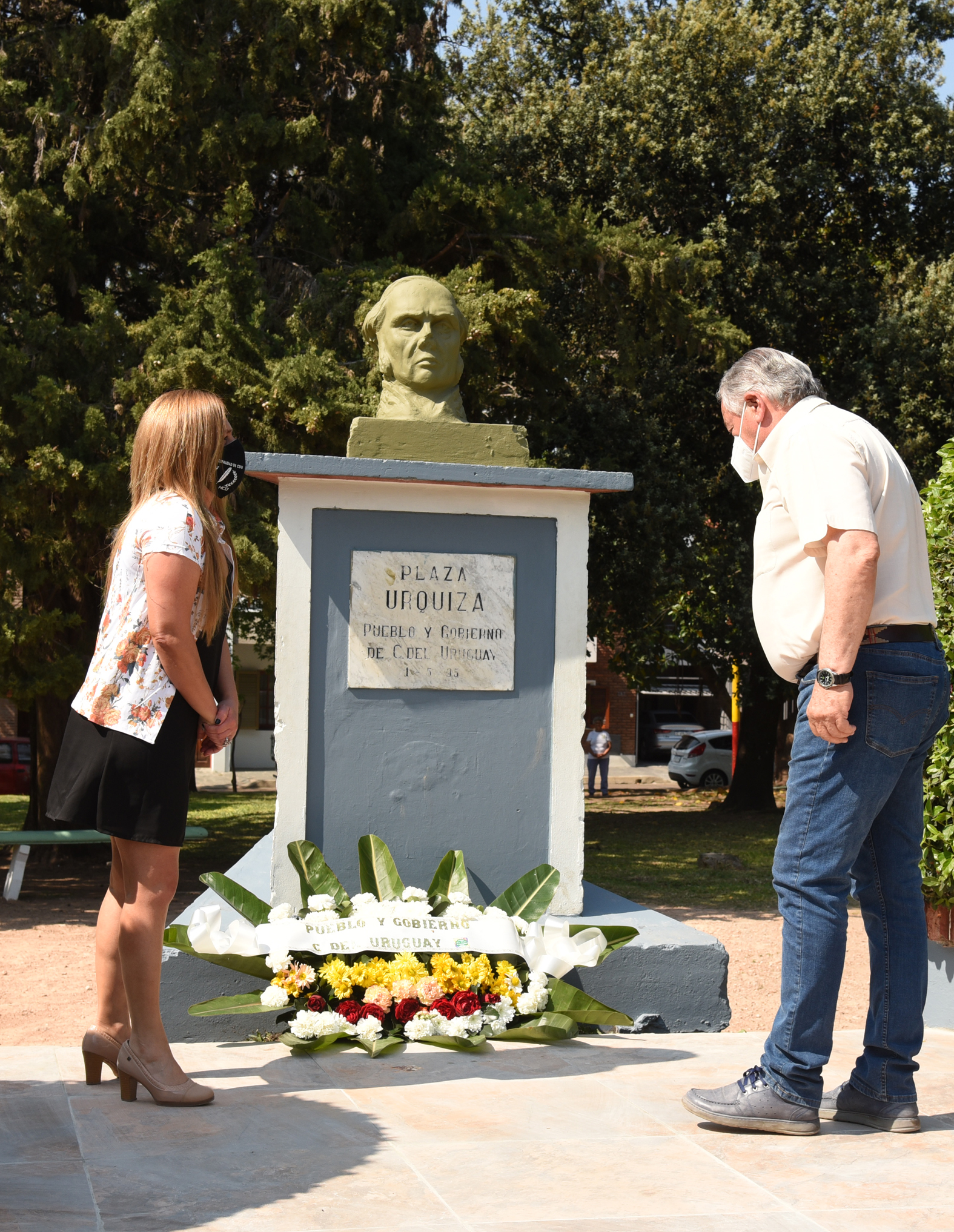 Se  depositó una ofrenda florar ante el busto de Urquiza