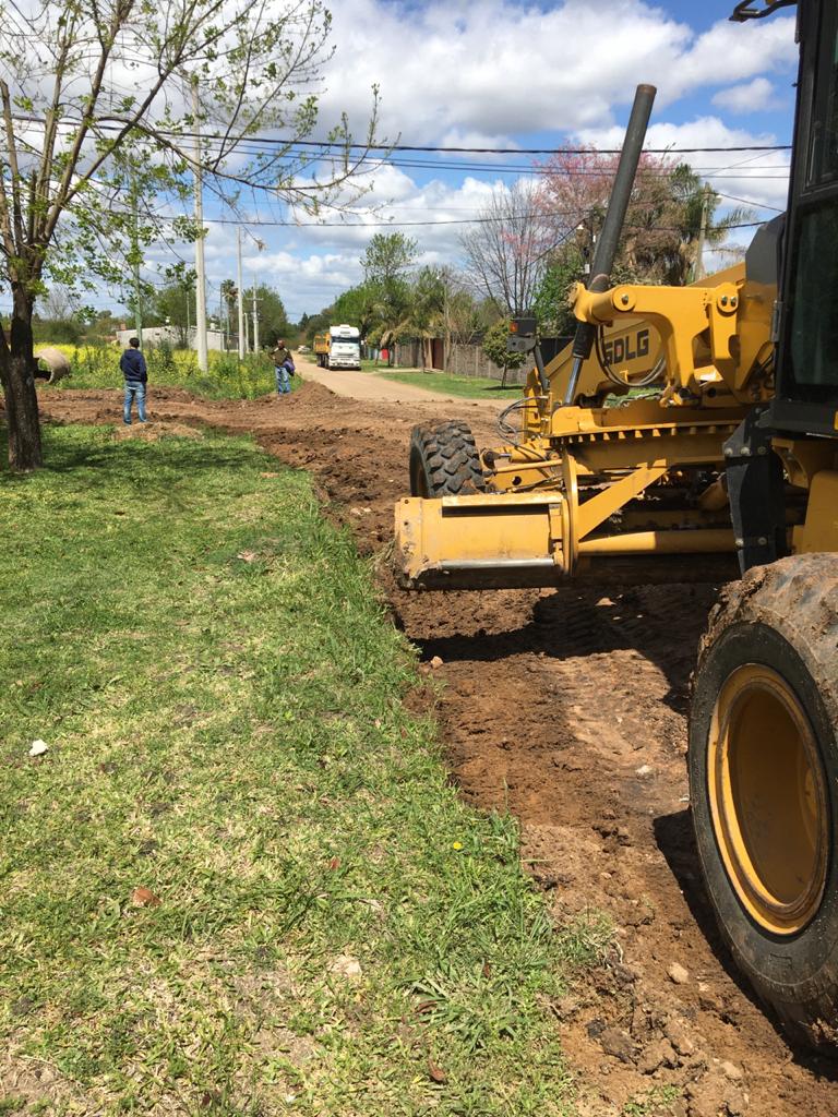 Maquinaria utilizada para el arreglo de calles de tierra trabajando