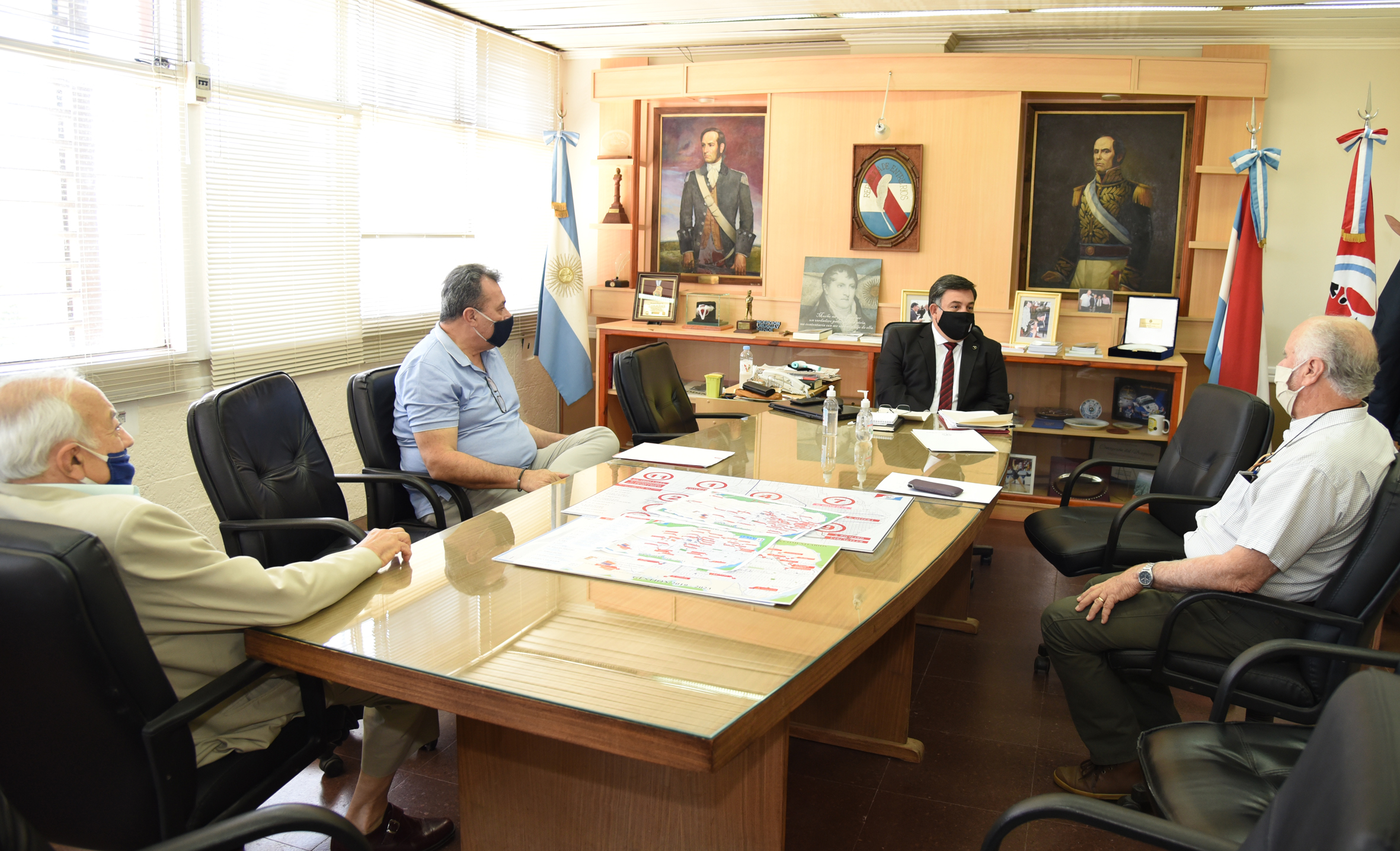 El intendente Martín Oliva junto a integrantes del Centro Cultural “Justo José de Urquiza”