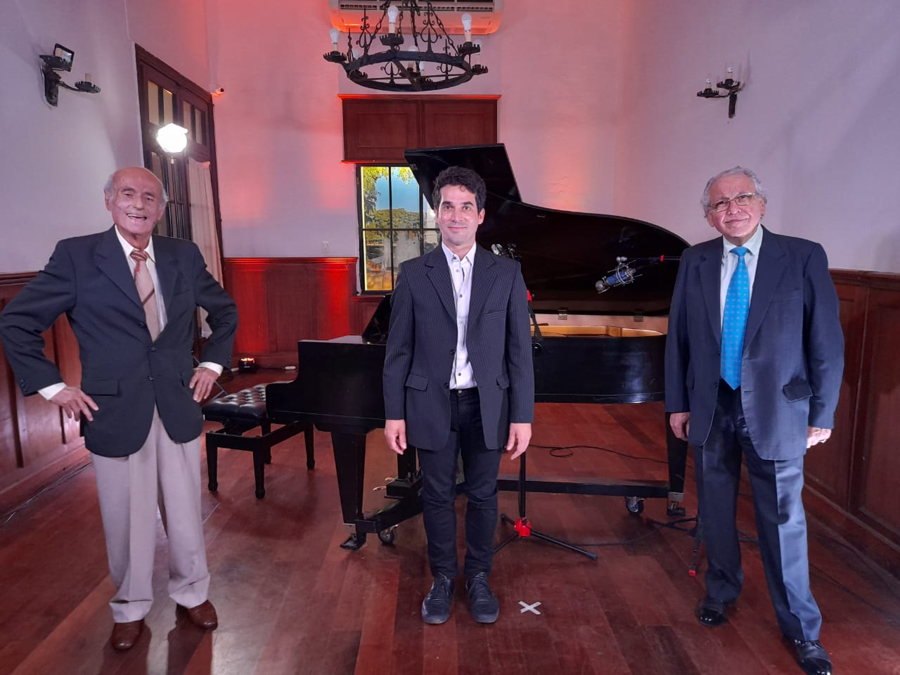 Adrián Enríquez junto a los referentes locales Héctor Apeseche y Antonio del Río.