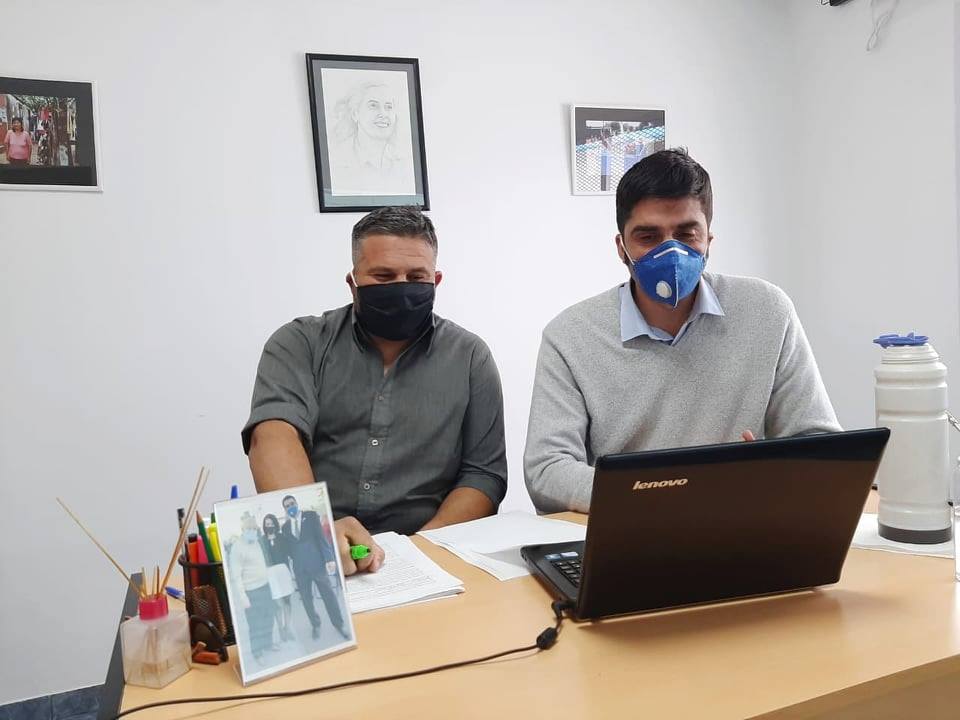 El secretario de Salud, Miguel Toledo; y el director del Centro, Alejandro Osuna en la videollamada.