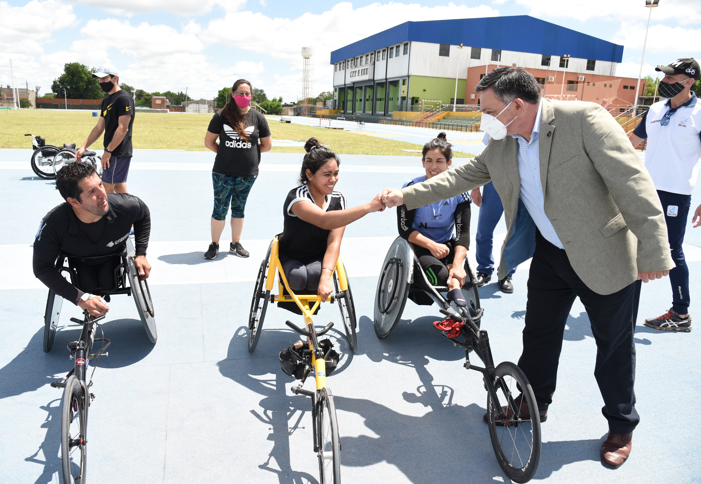 Martín Oliva saludando a los competidores en el CEF