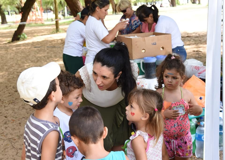 Marianela Marclay junto a niñas y niños