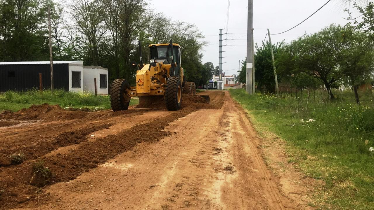 En calle Alberdi en Villa las Lomas Sur, y en Carlos Gardel del barrio San Isidro, se encararon trabajos de mejoras de las arterias.