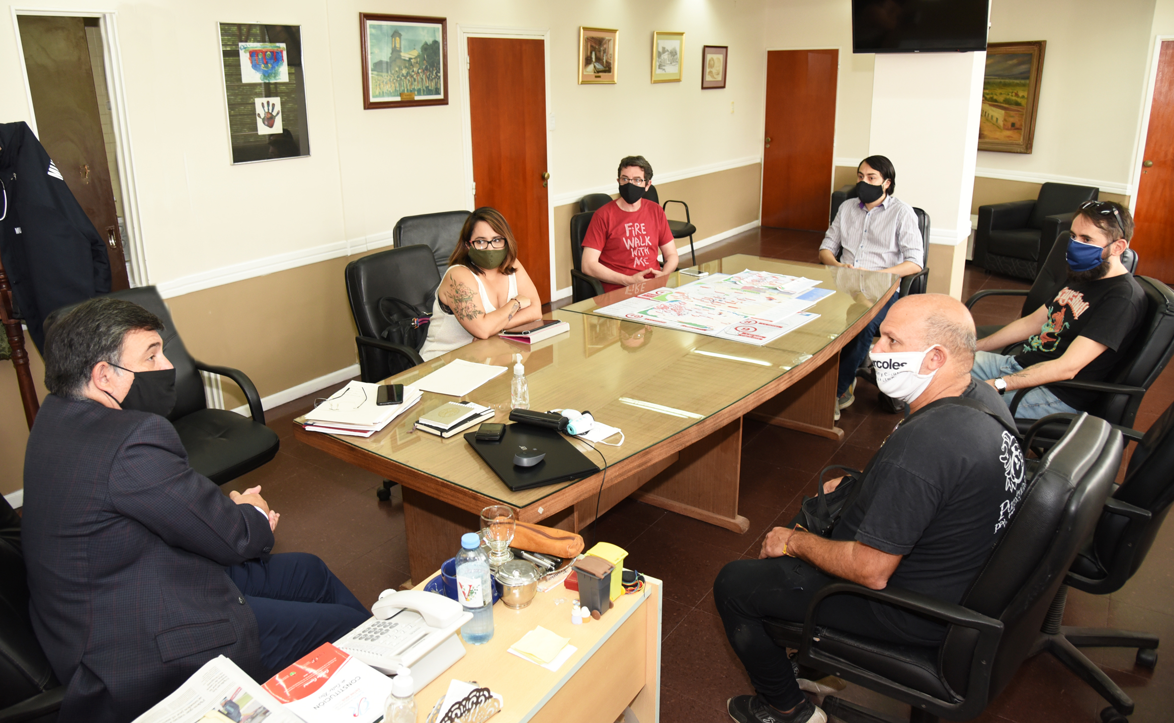 Martín Oliva junto a integrantes de El Miércoles