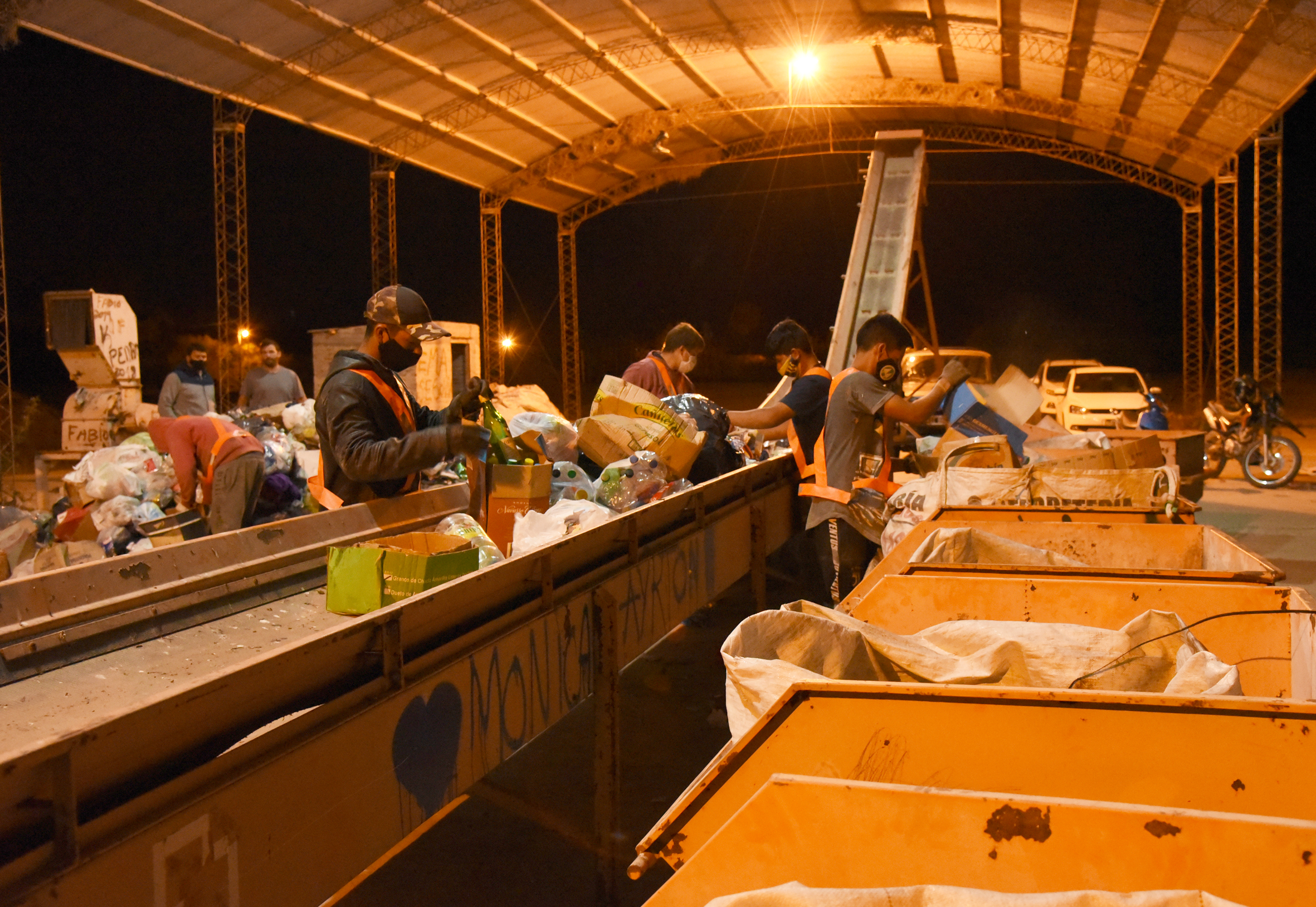 Los recicladores separando los residuos