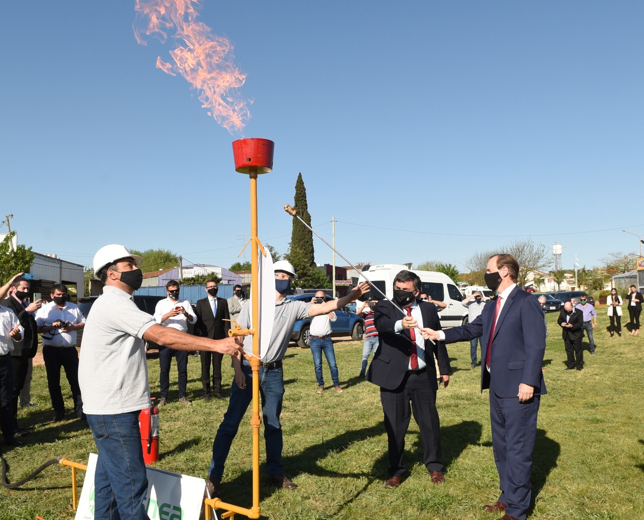 Martín Oliva y Gustavo Bordet encendieron la llama simbólica que habilita la obra de ampliación del gas natural