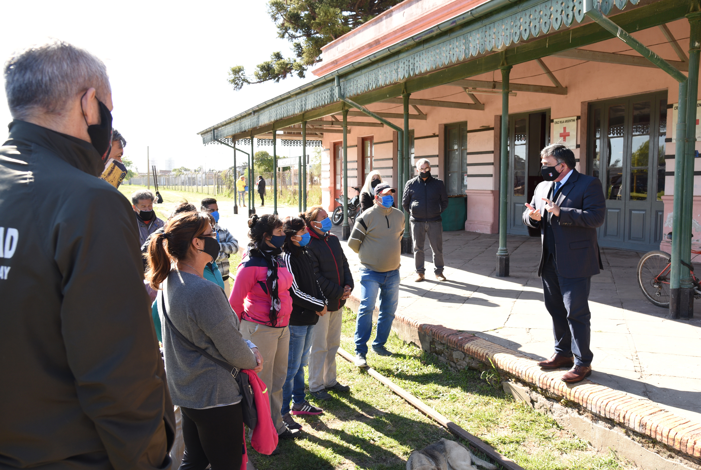 Martín Oliva haciendo entrega de los primeros créditos a tasa cero otorgados por la Municipalidad