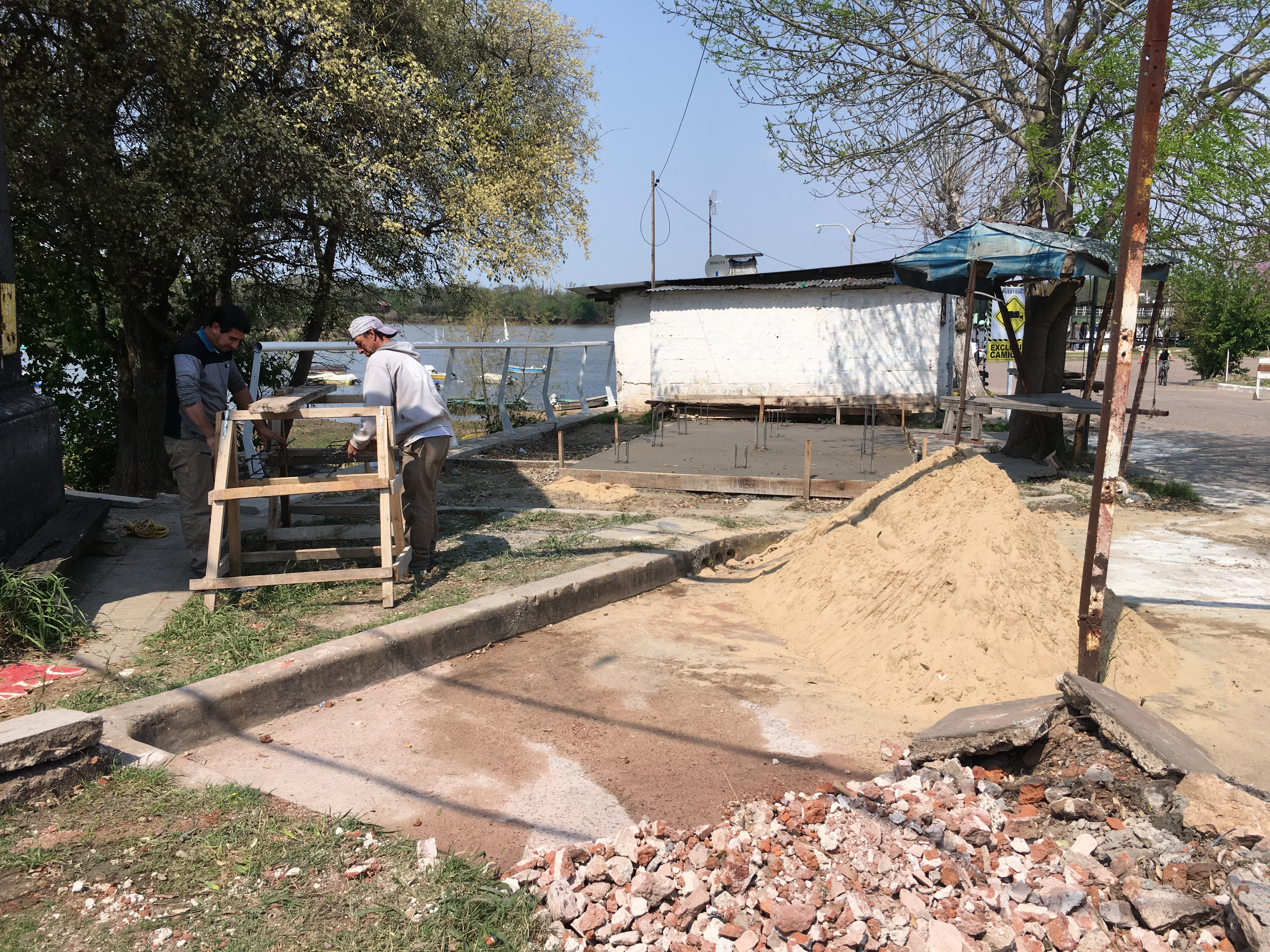 En la zona portuaria se realiza la construcción de plateas para lo que será el Paseo de los Pescadores