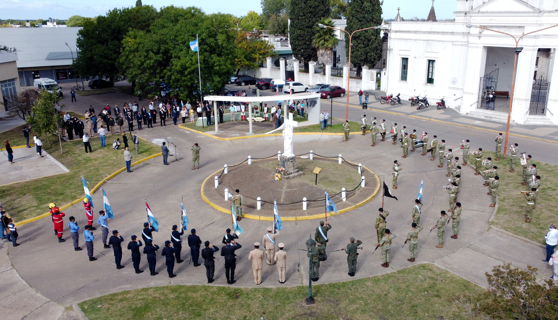 Con una emotiva ceremonia en el Monumento a los Caídos en Malvinas, se  realizó un sentido homenaje a excombatientes y a quienes dejaron su vida en nuestras Islas Malvinas.