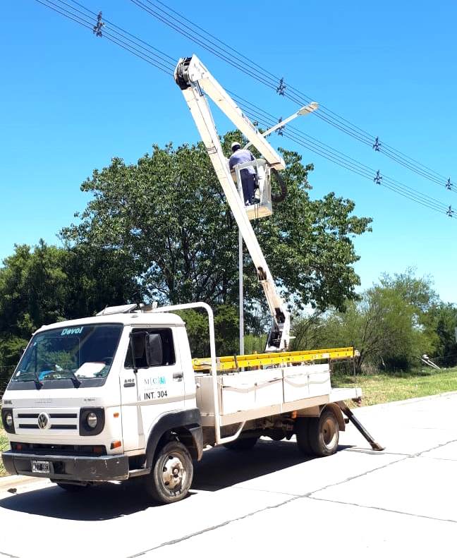 Tras haberse instalado columnas de alumbrado público en tres cuadras de calle Sampay, igual tarea comenzará en el sector comprendido entre calles 35 y 40 del Oeste.