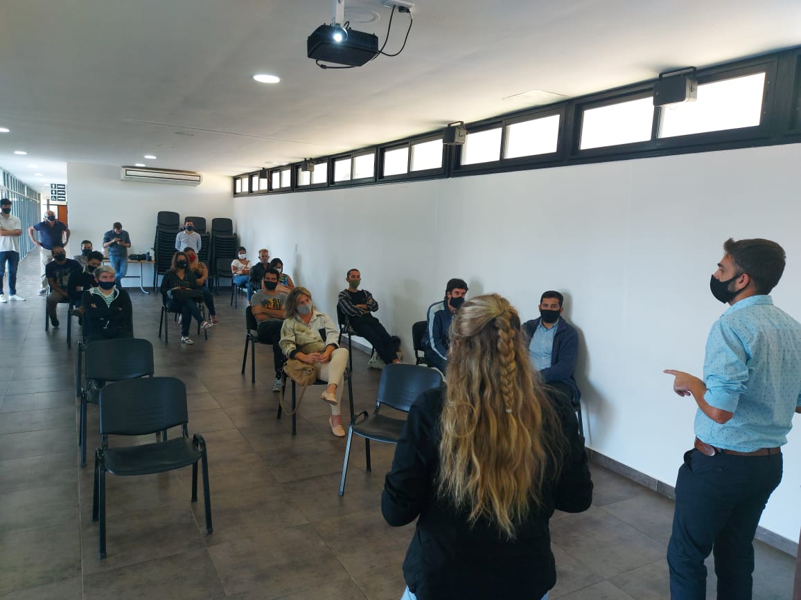 Se dictó una charla informativa a emprendedores de nuestra ciudad en el CECAT. La Dirección de la Producción realiza el acompañamiento.