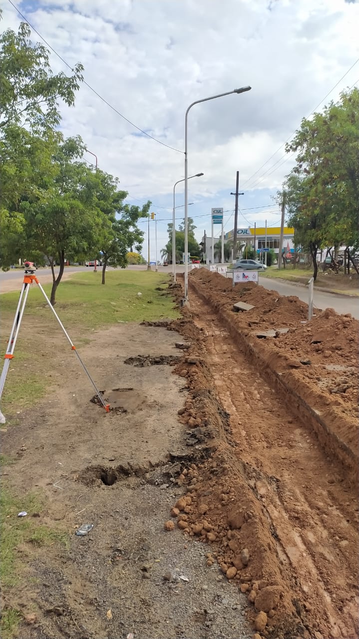 En avenida Balbín se iniciaron este martes los trabajos preliminares para construir las bicisendas, que atravesarán buena parte de Concepción del Uruguay. La obra está a cargo de la empresa COPUL.