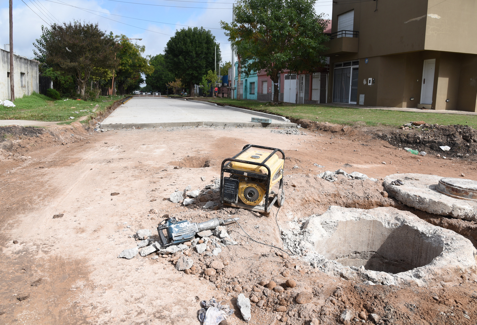 Hace dos semanas comenzó la pavimentación de calle Don Bosco, la que fue licitada en el marco de un plan de 39 cuadras que se divide en tres etapas distribuidas en distintas zonas de Concepción del Uruguay.