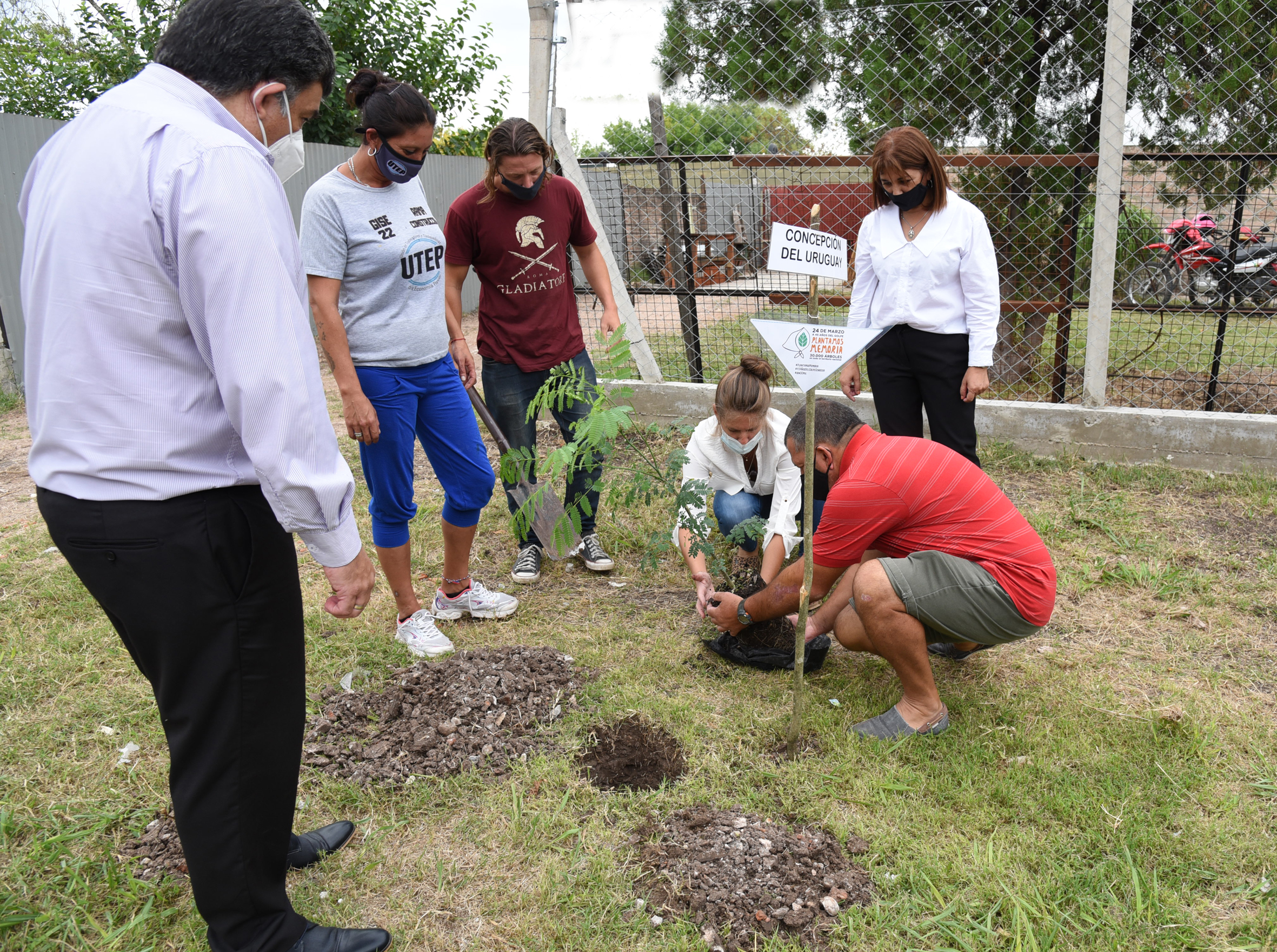 De la pequeña ceremonia, participaron el Intendente y los coordinadores académicos de la Escuela además de algunos alumnos que se presentaron en la oportunidad.