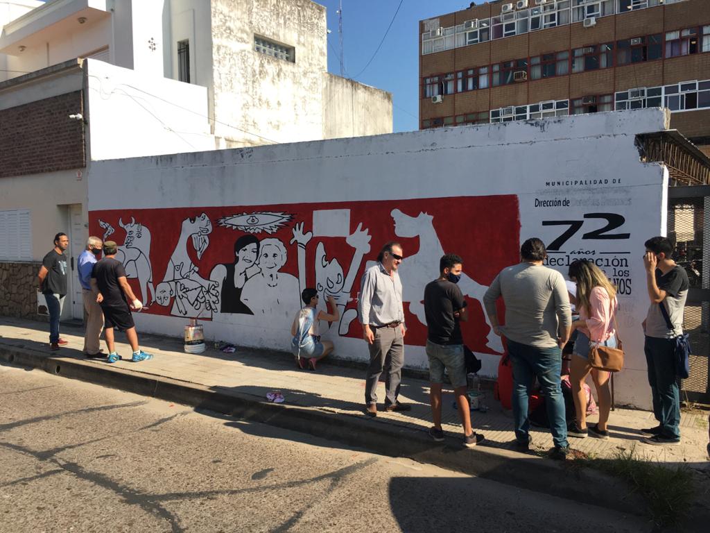 El grupo artístico uruguayense “Movimiento Rojo” pinta actualmente un mural evocativo del 72° aniversario de la Declaración Universal de los Derechos Humanos, en el paredón sur del Centro Cívico, localizado sobre calle Alberdi.