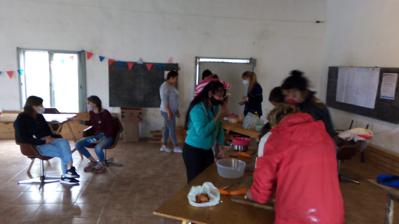 Vecinos de Los Palos elaboraron y degustaron platos saludables.