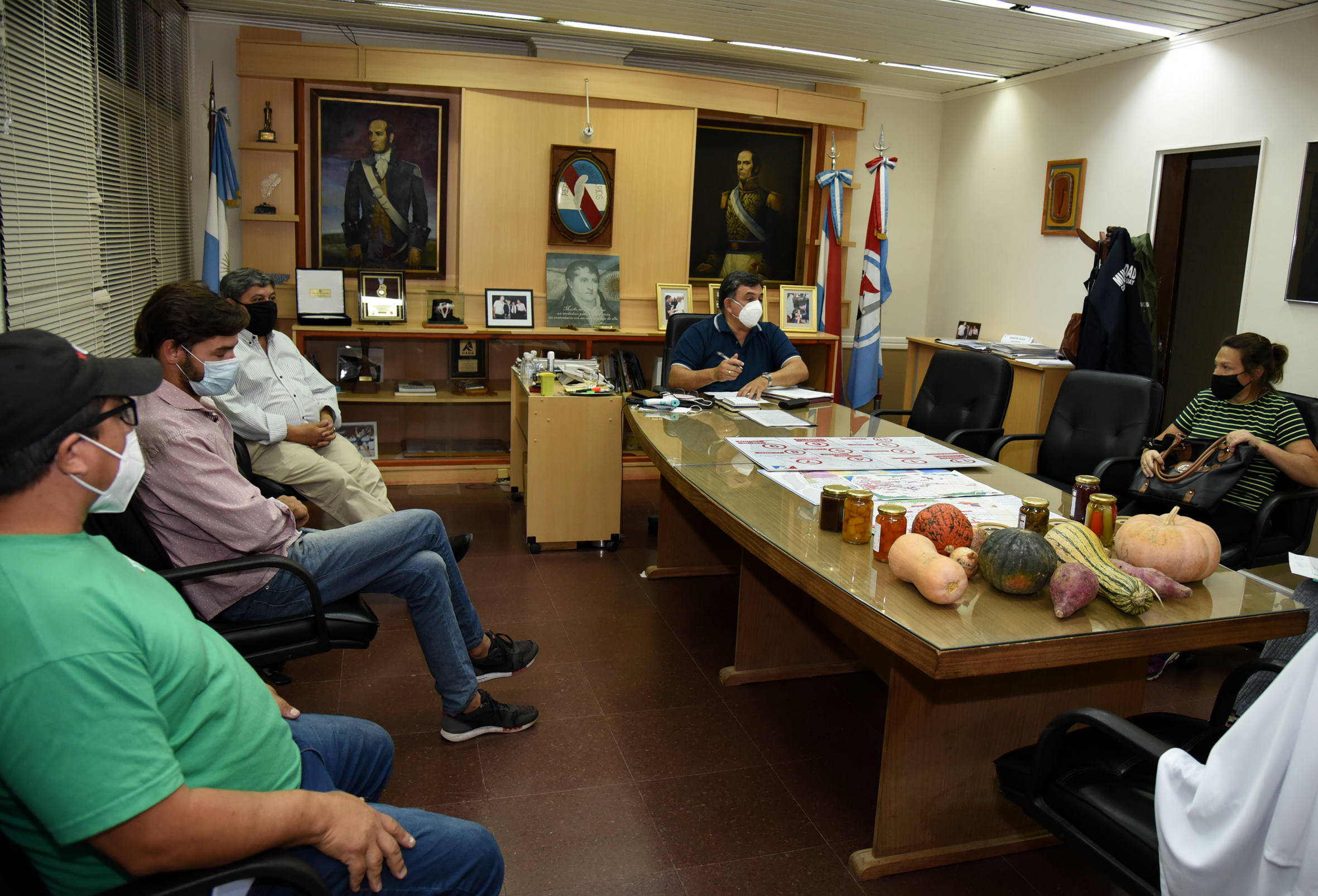 El presidente municipal Martín Oliva recibió en las últimas horas a representantes de la Unión de Trabajadores de la Tierra (UTT) y de la cooperativa “Gurises del Barro”, entidades que nuclean a pequeños productores de alimentos.