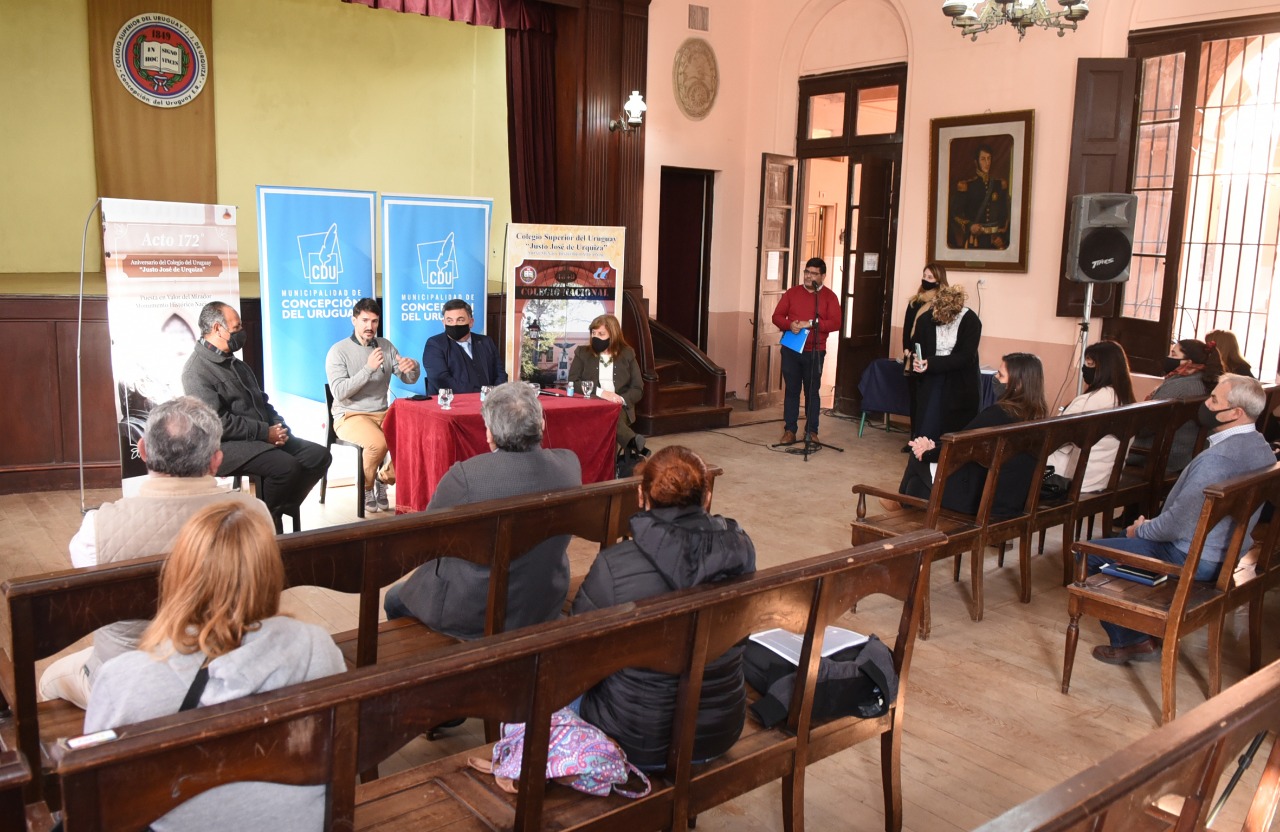 Comenzó a ser entregado a las escuelas el Concepcionero Uruguayense, recopilación de canciones de cantautores locales, realizada fundamentalmente con fines educativos. 