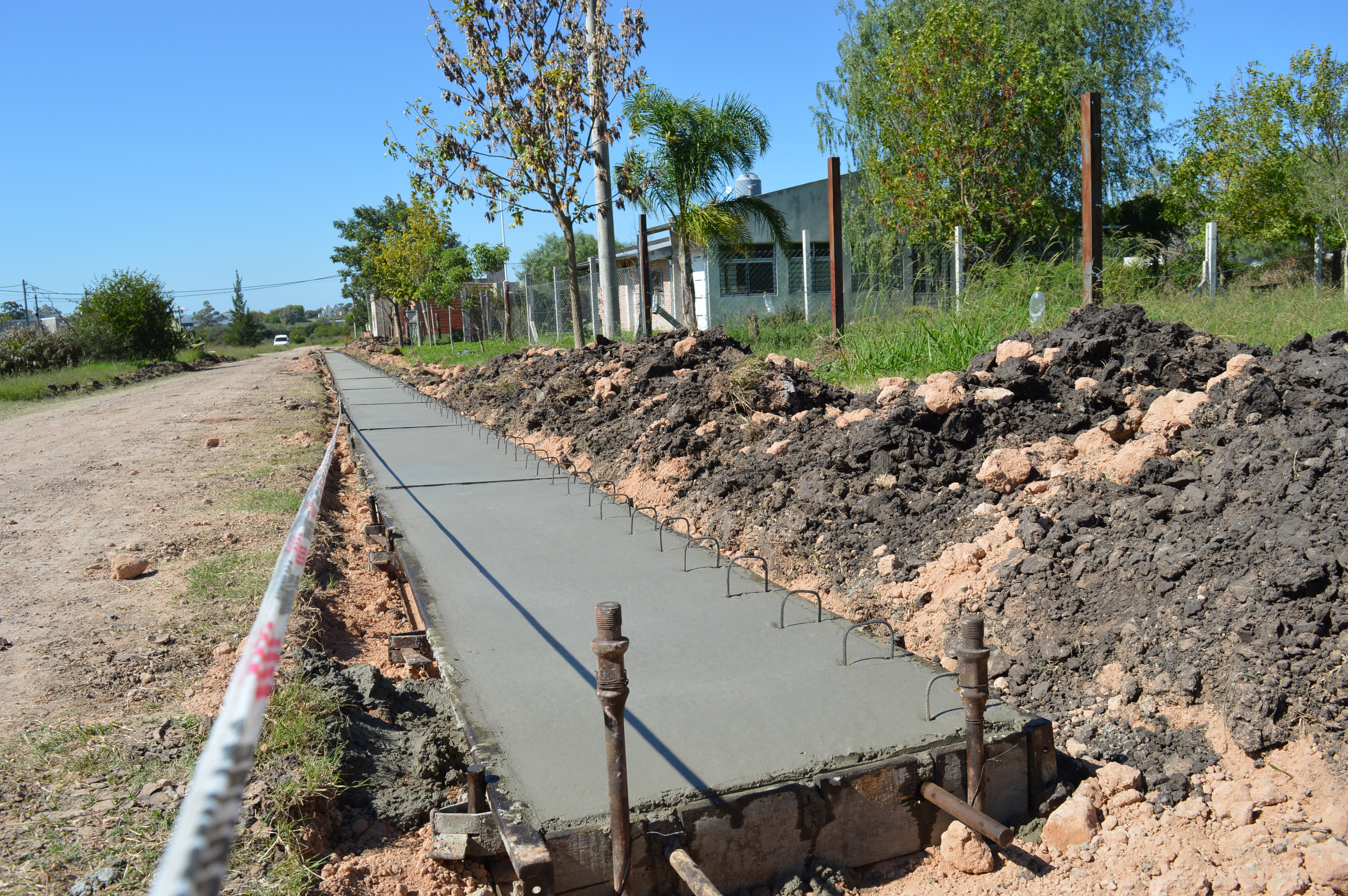 Continúa la construcción de cordones cuneta en distintas zonas de la ciudad, sumando 8 mil metros lineales en diversos barrios.