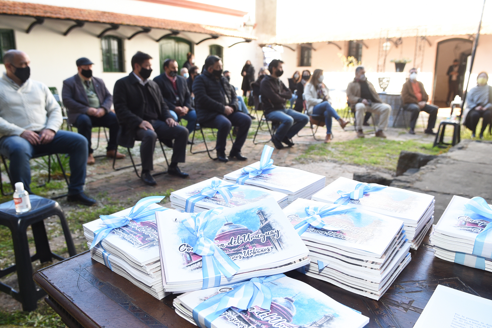 Este miércoles al mediodía se presentó el libro “Concepción del Uruguay desde la mirada de los Croquiseros Urbanos” y el municipio dispuso que la venta sea a total beneficio de una institución local.