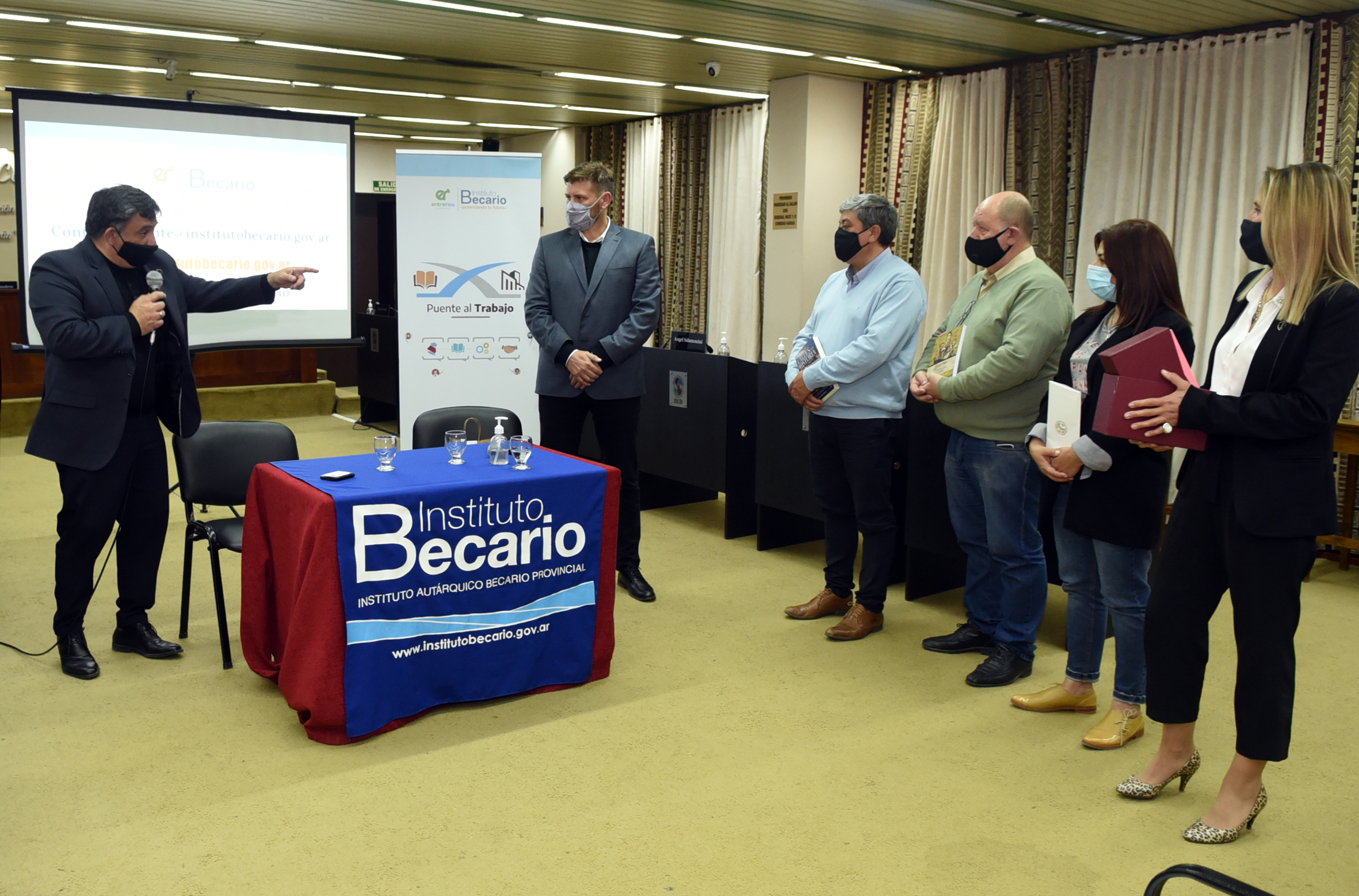 Autoridades del Instituto Becario de la provincia de Entre Ríos, llegaron a la ciudad para presentar el programa “Puente al trabajo”