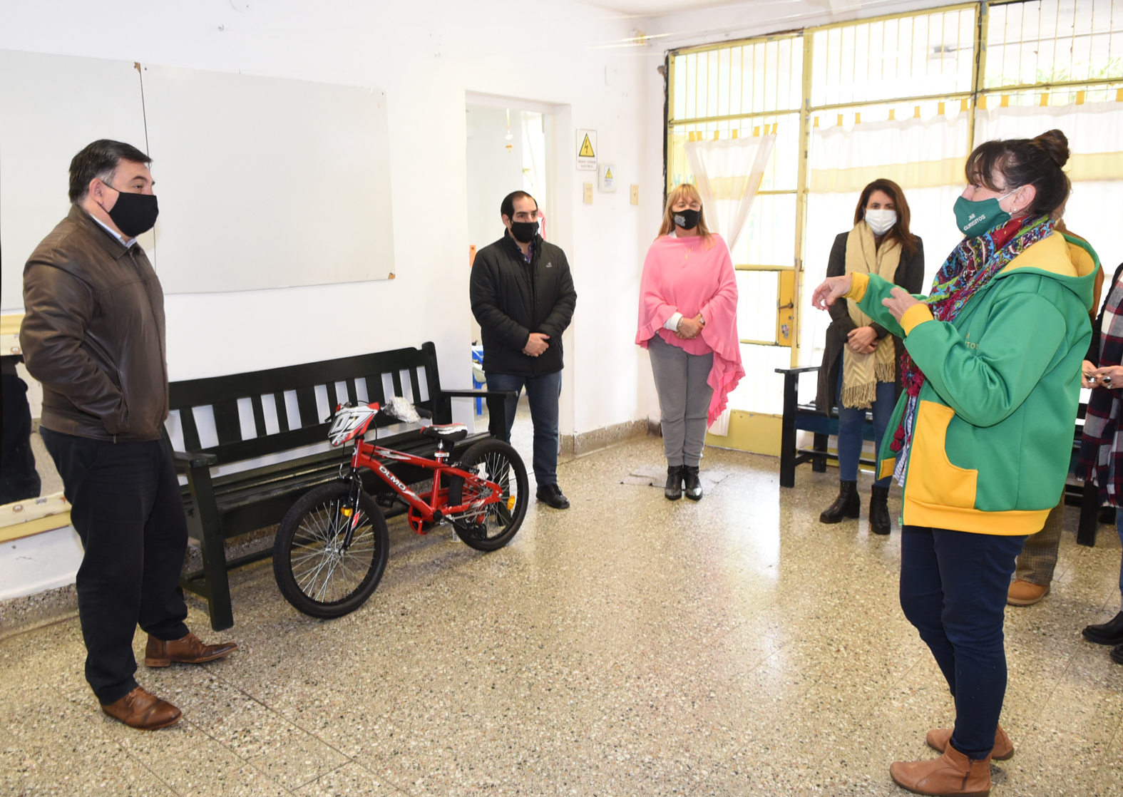 La Municipalidad entregó una bicicleta al Jardín Maternal Gurisitos.