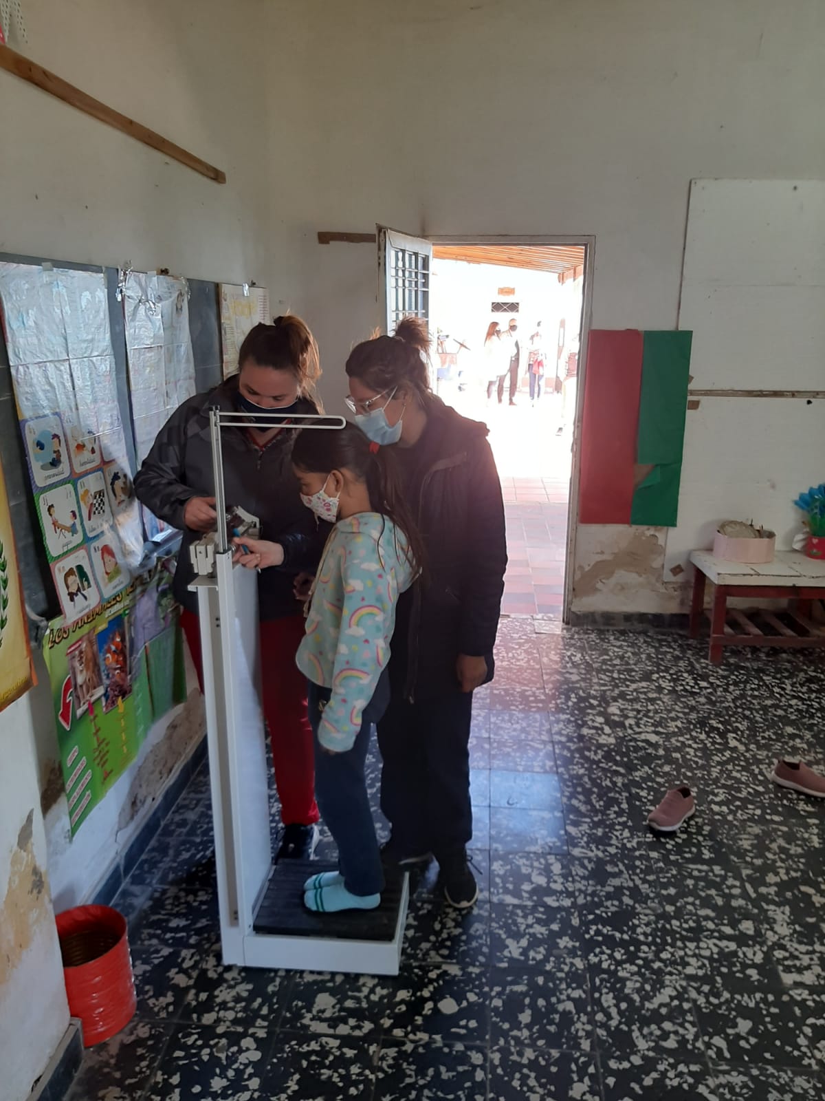 Controlaron la salud de niños y adultos en la Escuela Tomás de Rocamora. 