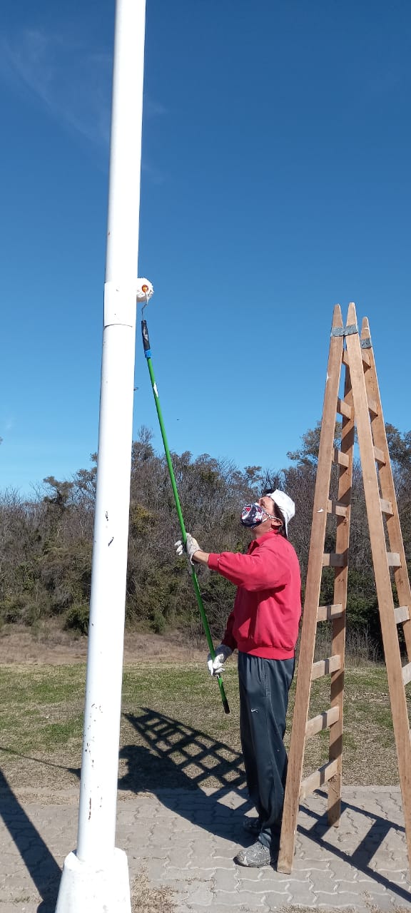 Las tareas de mejoras y mantenimiento en Isla del Puerto son incesantes y diarias. En esta oportunidad se pintan las columnas de alumbrado y se continuará con otros sectores del lugar.