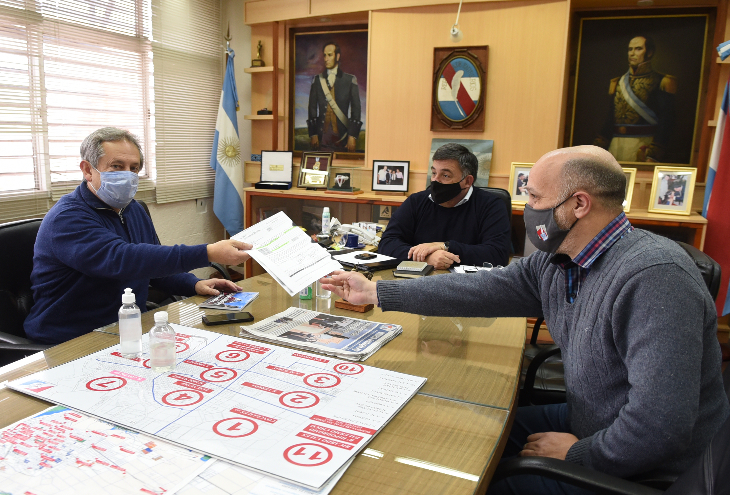 Como cada mes, el Hospital y la Asociación de Apoyo al Comando Radioeléctrico recibieron los aportes municipales establecidos mediante Ordenanza. Oliva entregó el subsidio al Director del Hospital.