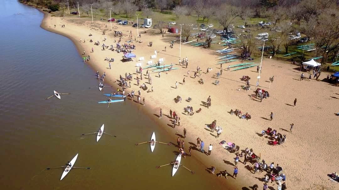 El Club Regatas Uruguay cumplió 117 años y lo celebró con una copa realizada en Balneario Itapé, con más de 200 participantes del país.