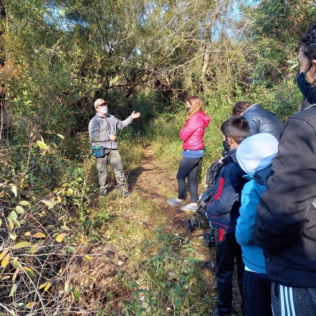 Quienes quieran conocer la flora y la fauna de la Isla del Puerto, pueden participar de las recorridas de senderismo, con inscripción previa