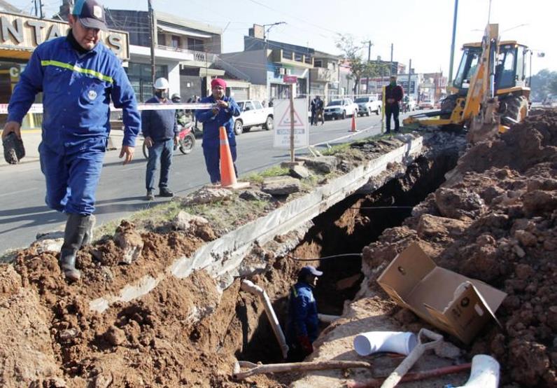 El trabajo conjunto entre Municipalidad, Provincia y Nación, permitirá -entre otras obras- desarrollar cinco etapas de reemplazo de cañerías de la red de agua potable tal lo anunciara el Presidente Municipal el lunes pasado.