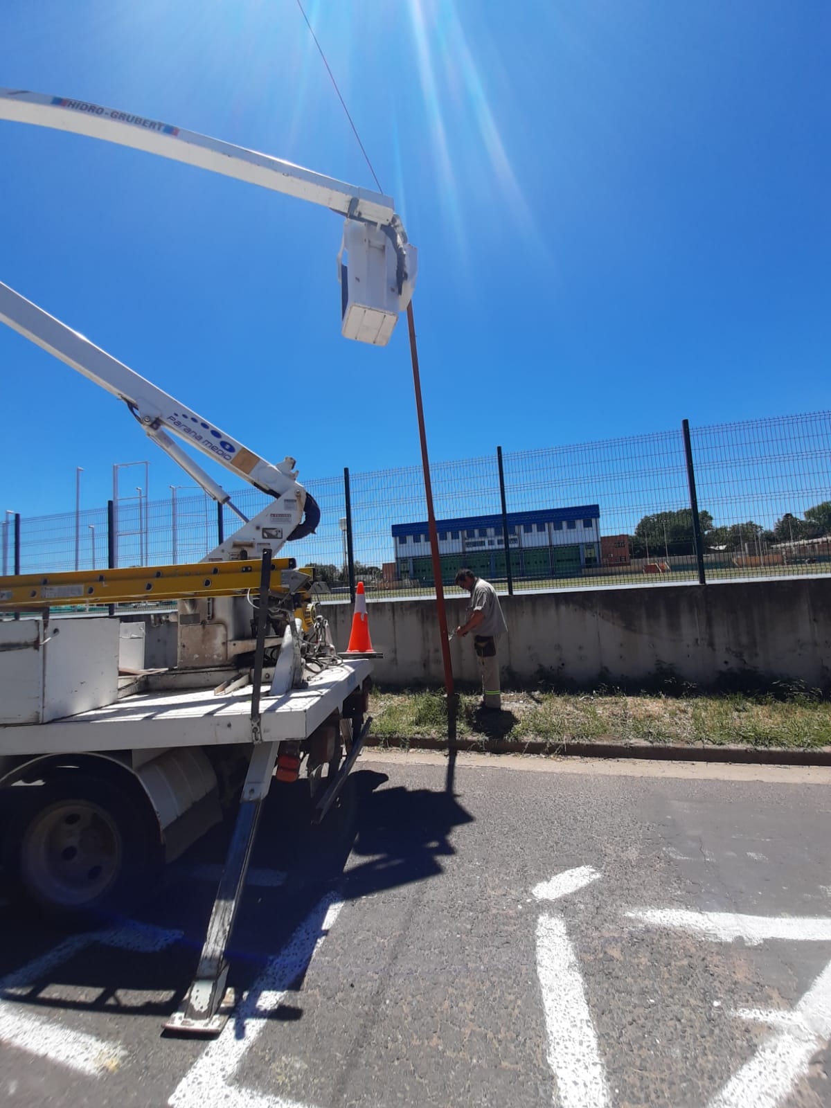 Personal de electrotecnia reparó las luminarias de calle Larroque sobre el CEF