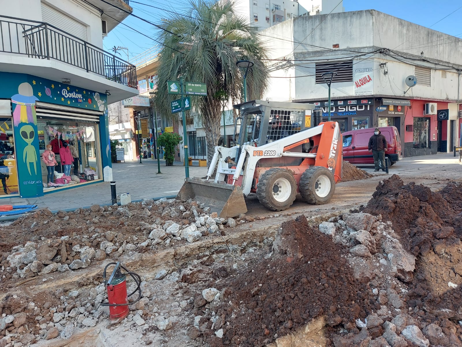 Con intensidad continúan los trabajos de reemplazo de las viejas cañerías de la red de agua potable del casco céntrico de la ciudad.