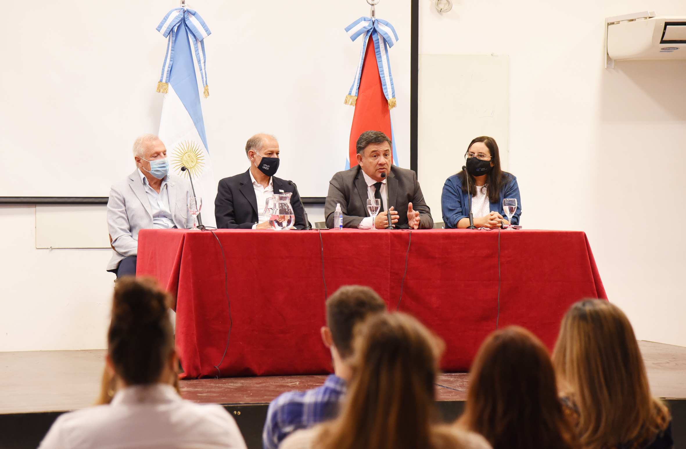 Oliva acompañó a la comunidad de UNER al inaugurar su Centro de Investigación