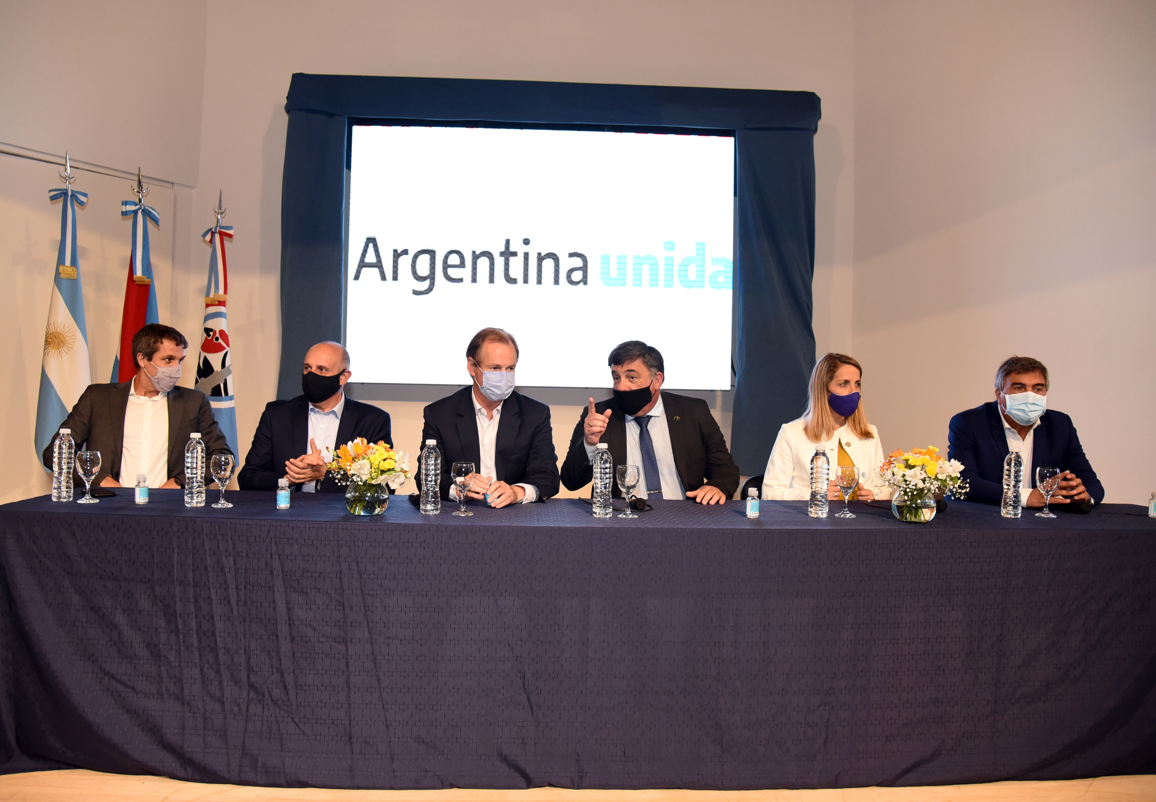 Autoridades provinciales y nacionales encabezaron una jornada de trabajo en Concepción del Uruguay, junto al Intendente. Firmaron el convenio para que el ENACom financie la fibra óptica para todos los barrios populares. Además, Bordet anunció que pronto se licitará la pavimentación del acceso norte a la ciudad.