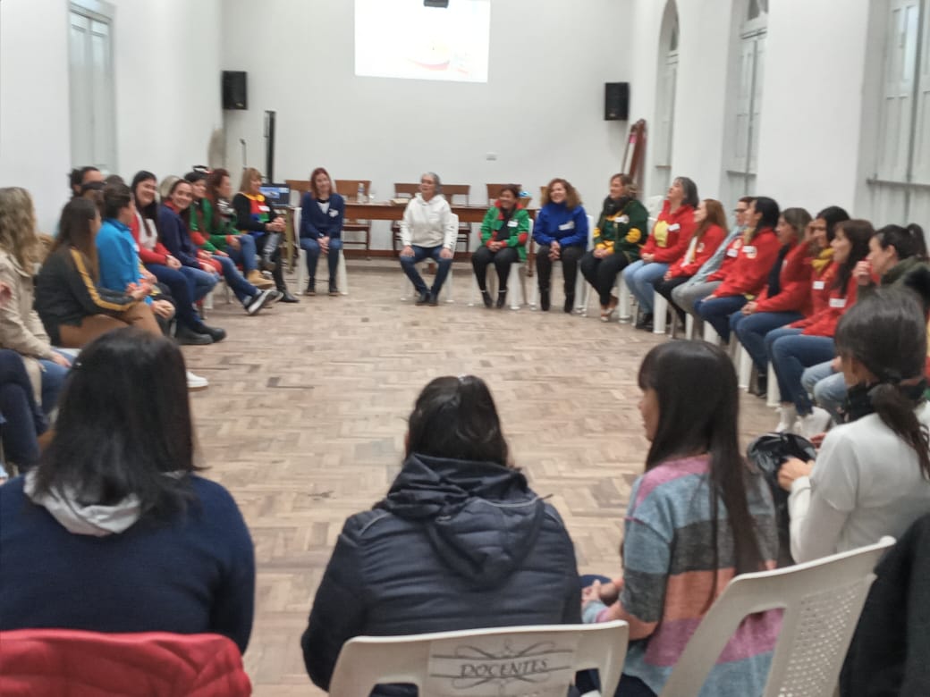 Comenzó a dictarse el taller “Filosofar con las infancias”