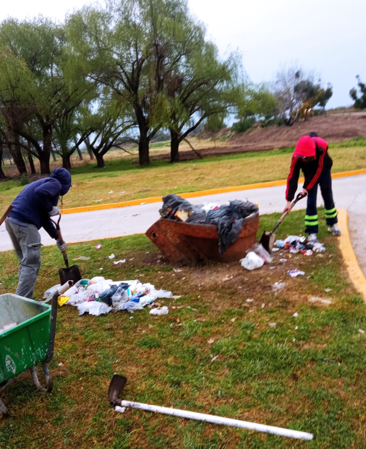 Personal municipal realiza tareas de mantenimiento y limpieza en la avenida Tabella