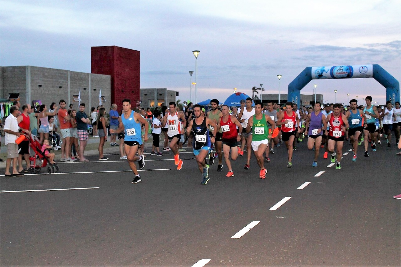 El 6 de agosto se realizará la Maratón Tecnológica, de la UTN. Se enmarca en el Circuito oficial trazado por la Secretaría de Cultura, Turismo y Deportes, que finalizará el 3 de diciembre.  La Maratón Tecnológica marcará la continuidad del Circuito de Maratones, que coordina la Dirección de Deportes dependiente de la Secretaría. Tras la Maratón de la UCU, corrida a principios de julio, la competencia de la Facultad Regional de la UTN se disputará este sábado 6 de agosto, desde las 15 horas.  Se podrá participar en las categorías de 5 y 8 kilómetros, las personas interesadas deben inscribirse en https://bit.ly/3aD9Ypp. El Circuito continuará con estas maratones:     * 4 de septiembre: “VII Maratón Aniversario del Colegio República de Italia”.  * 25 de septiembre: “II Maratón del Club Atlético Uruguay”.  * 15 de octubre: “9° Maratón de ALCEC 2022”.  * 6 de noviembre: “X Maratón Los Amigos de Oscar”.  * 3 de diciembre: “Maratón Coronación 2022 CEF Nº 3 y Dirección de Deportes”.