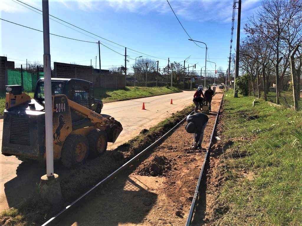 Construyen veredas en calle Sarmiento