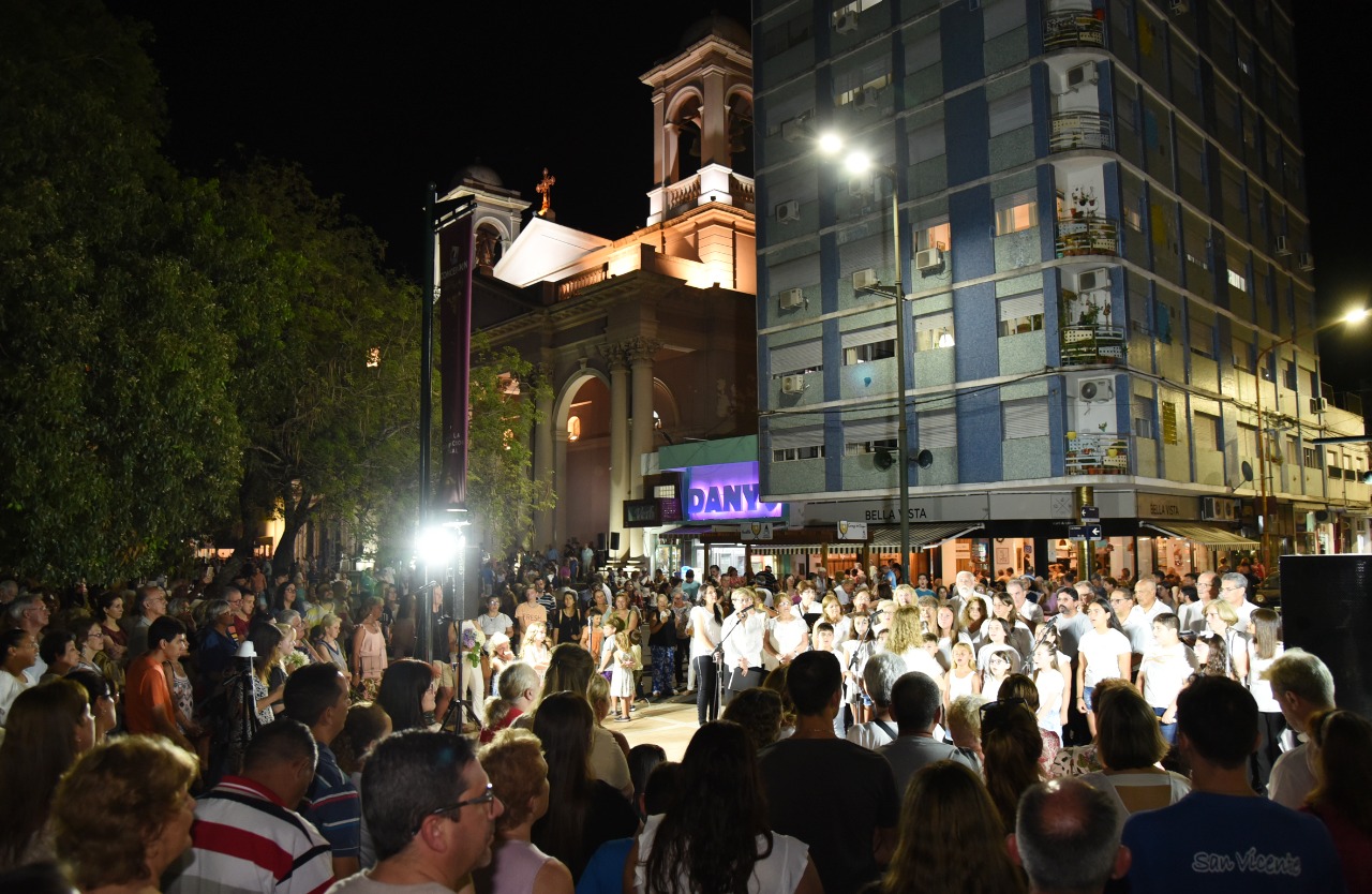 Se realizó una Cantata Navideña y por primera vez se encendió el arbolito de Navidad ante el público presente