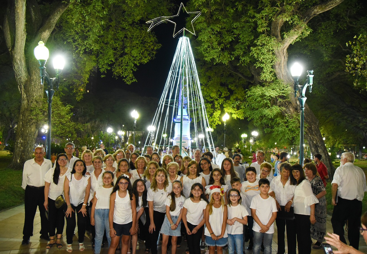 Se realizó una Cantata Navideña y por primera vez se encendió el arbolito de Navidad ante el público presente