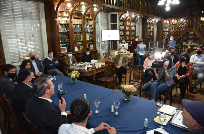 Más de 120 personas  participaron del Certamen Literario  Municipal Entre Orillas