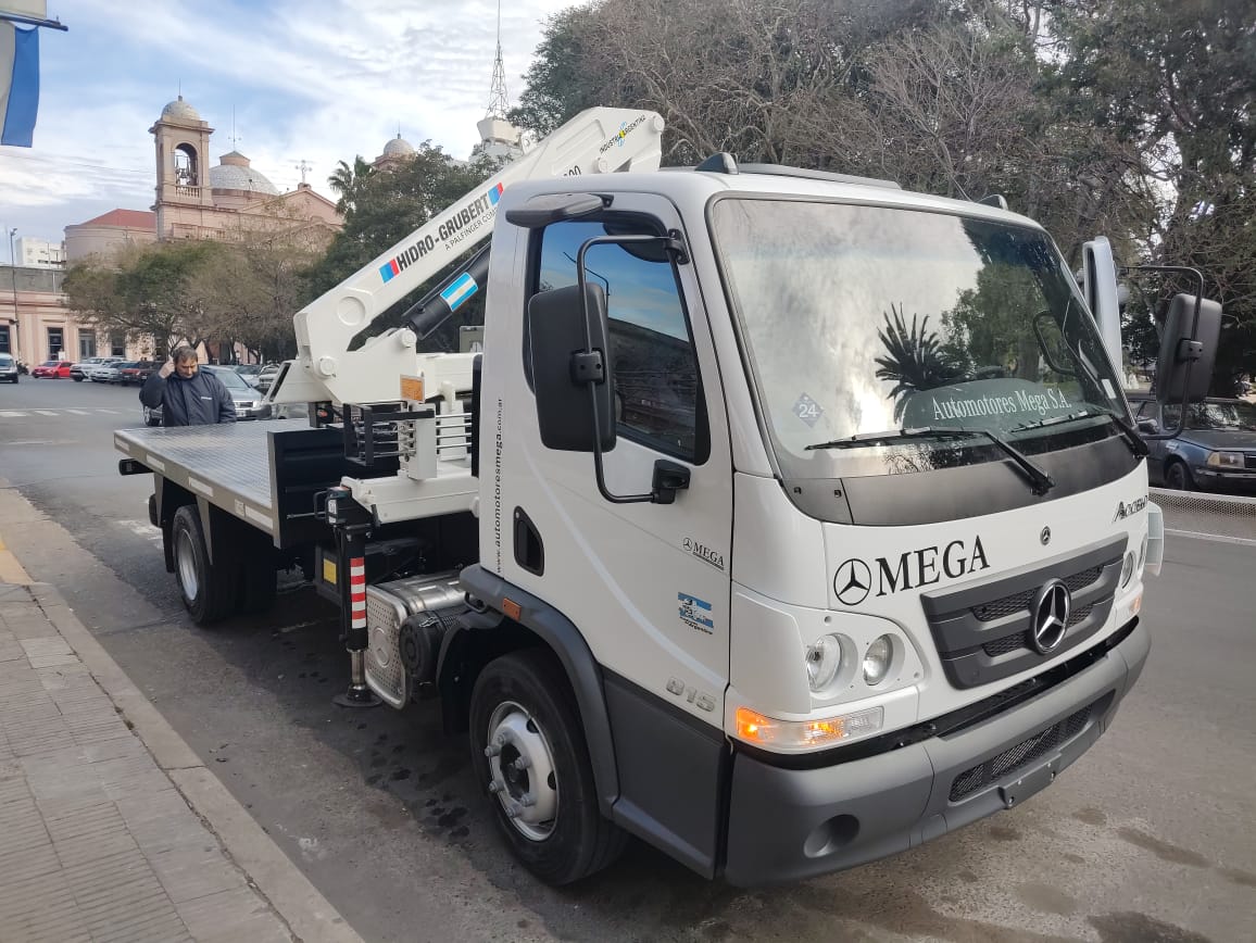 Electrotecnia sumó un camión y una hidrogrúa para el alumbrado público