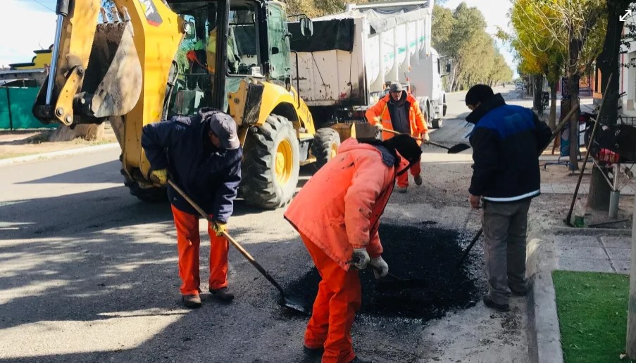 Encaran obras de reparación y bacheos de calles de hormigón