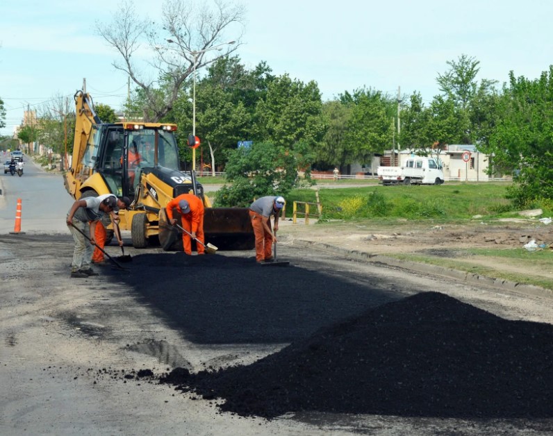 Encaran obras de reparación y bacheos de calles de hormigón