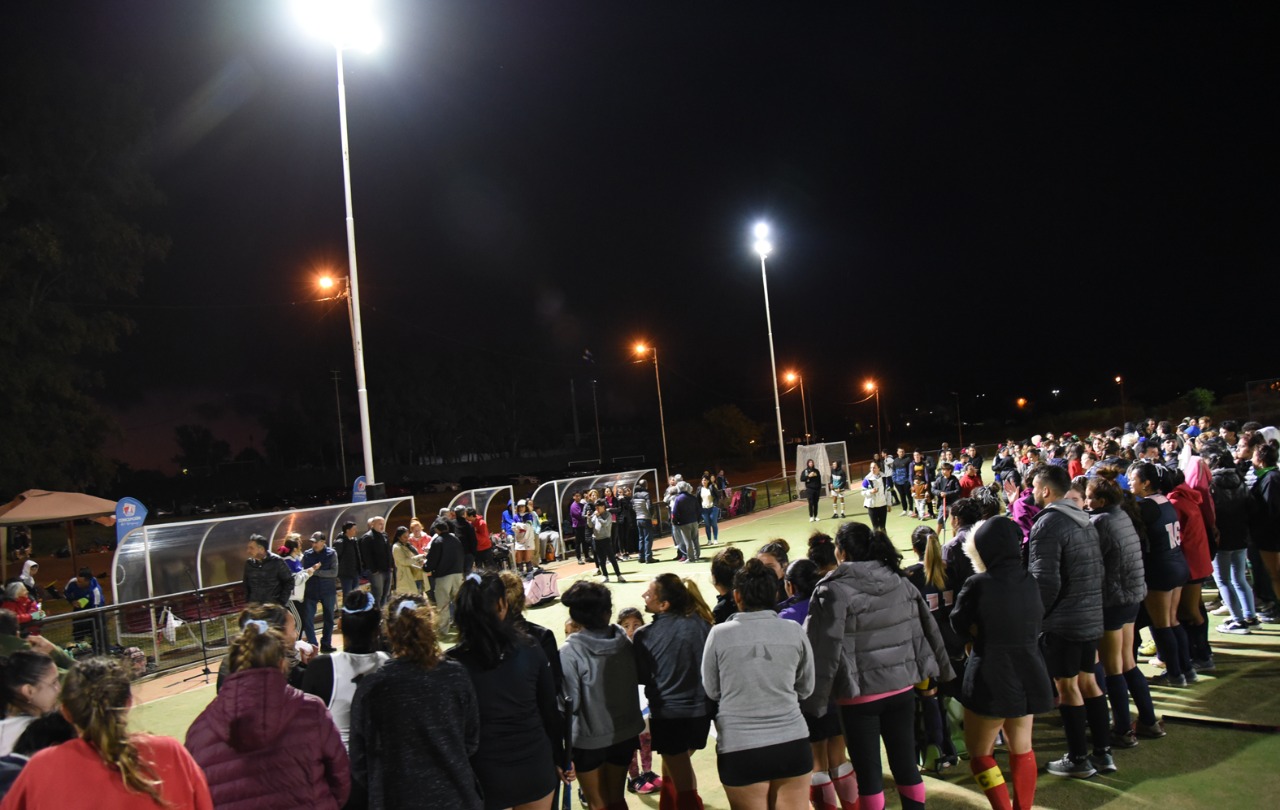  La cancha de hockey ya cuenta con iluminación