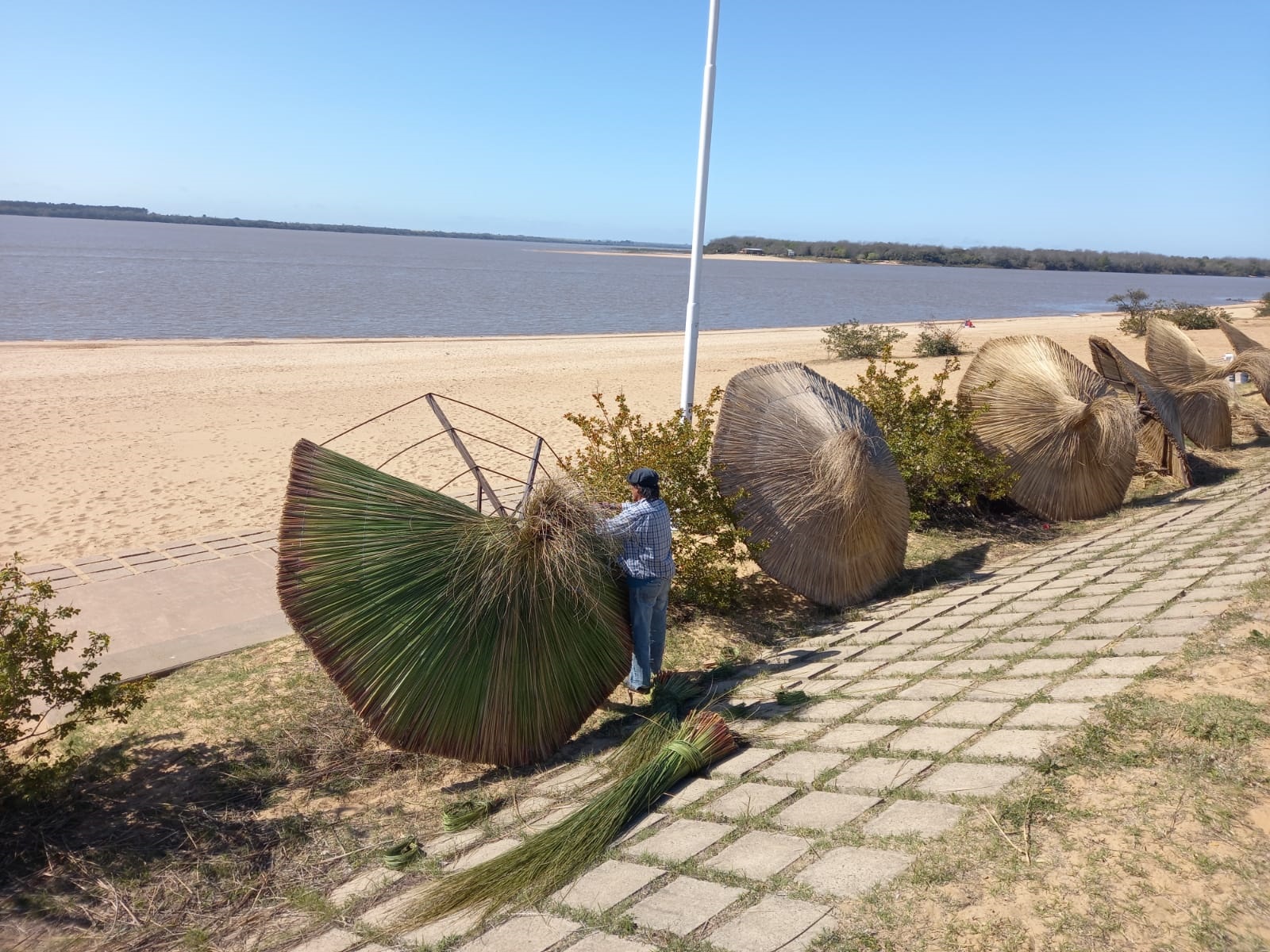 Continúa el mantenimiento y embellecimiento de la Isla del Puerto